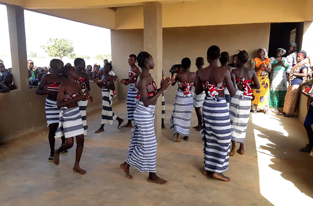 Inauguration danse jeunes élèves réfectoire Loanga