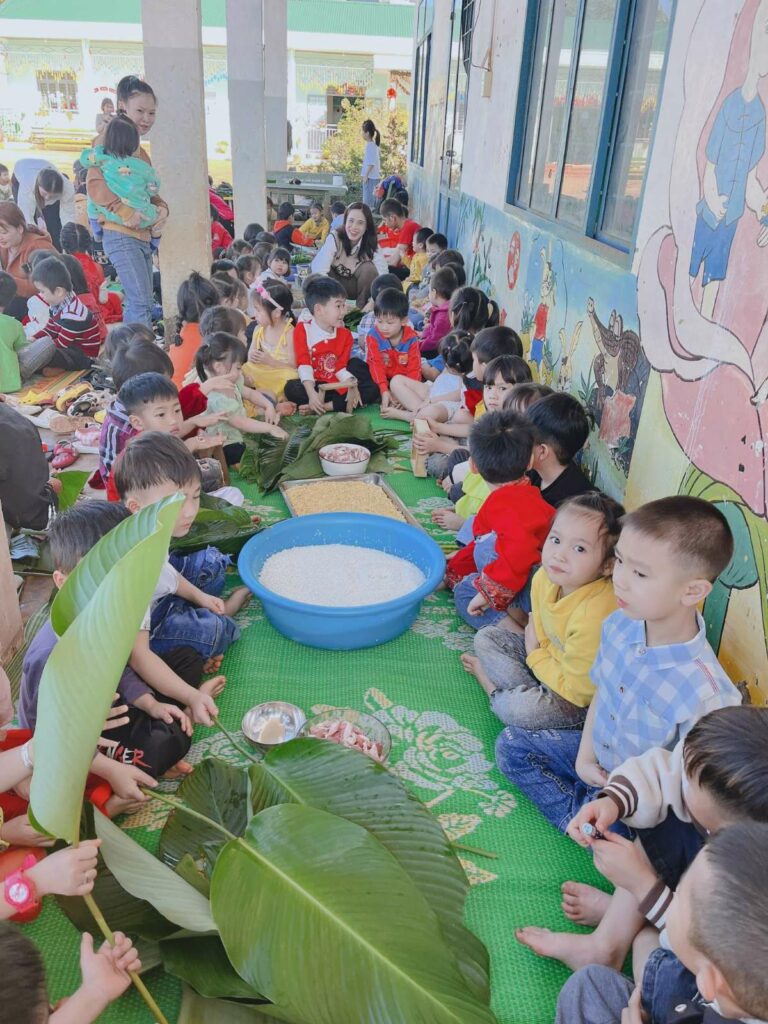 Ecole Hoa Mai Travaux pratiques avec des légumes aidés par les parents
