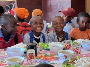 Andolofotsy_Repas enfants 1 Nong Seng les enfants