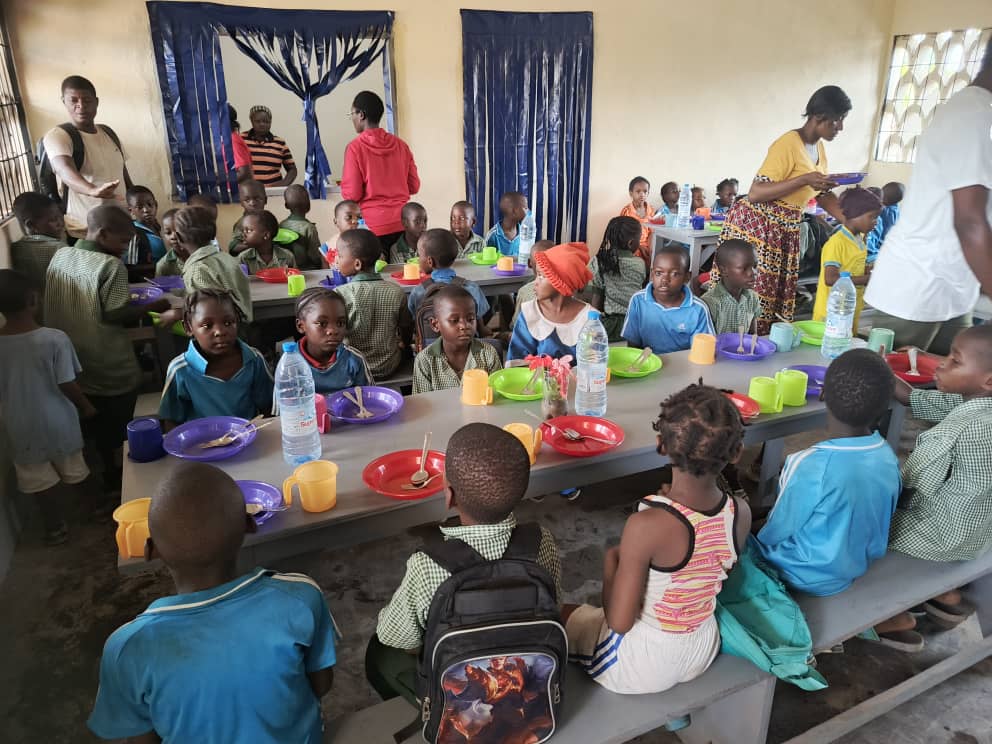 Diombari_LES ENFANTS au refectoire Togo_Todomé_inauguration_chef
